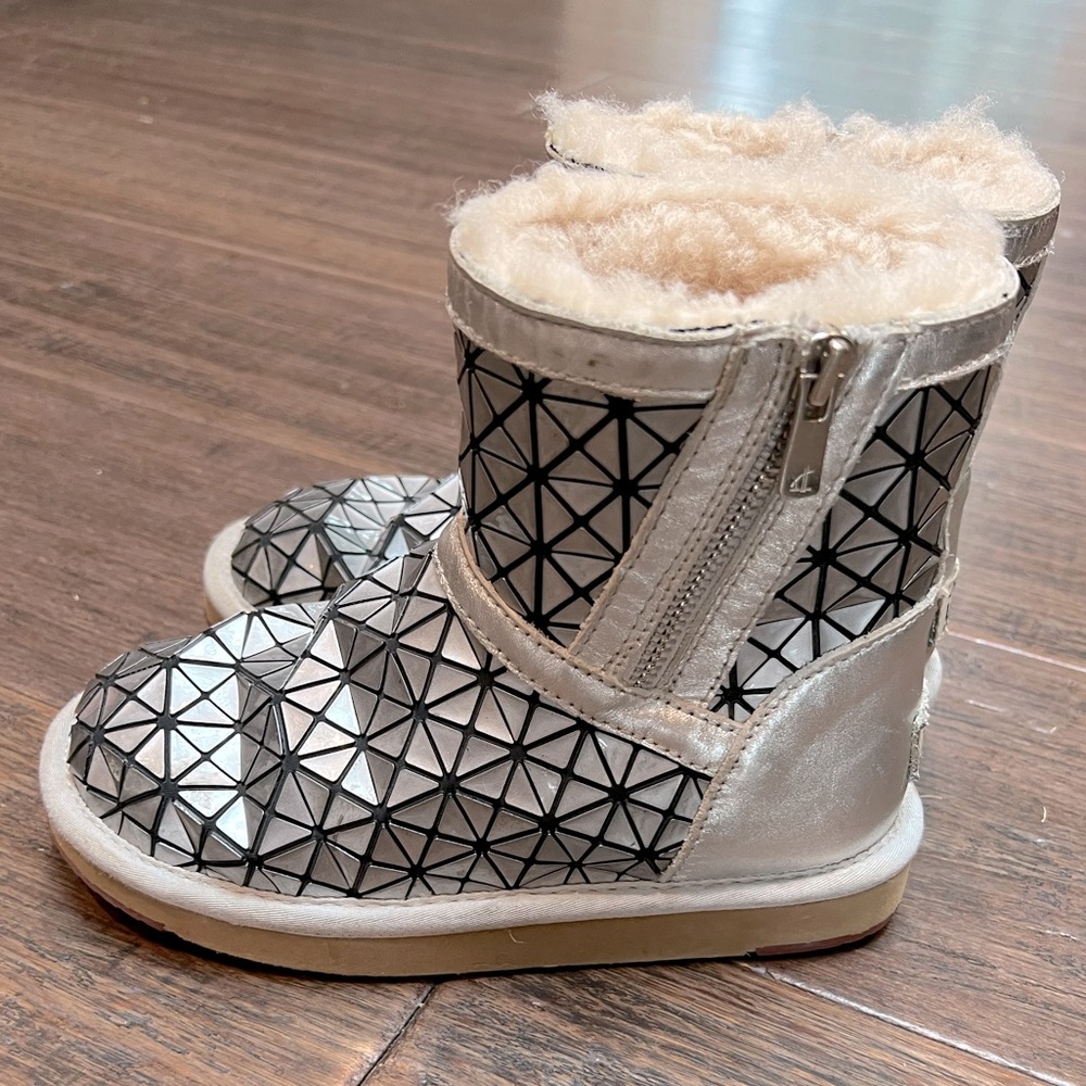 Girls Ugg silver geometric booties size 1